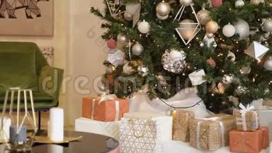 关闭圣诞礼盒和圣诞树。 圣诞节庆祝概念。
